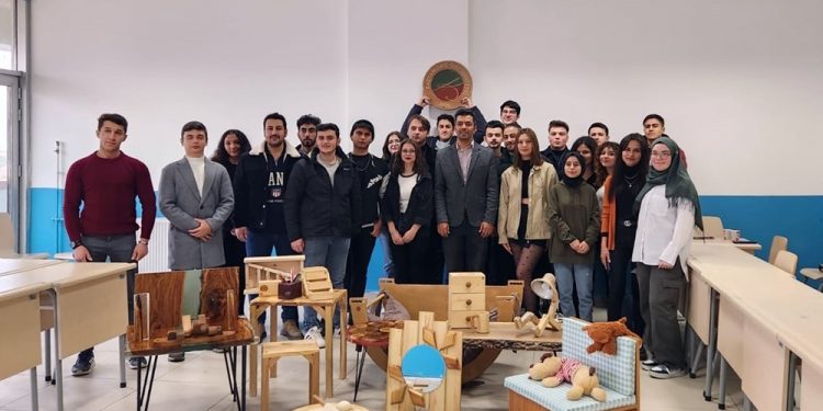 Kastamonu Üniversitesi’nde Ahşap İşleme ve Mobilya Tasarımı eğitimi verildi