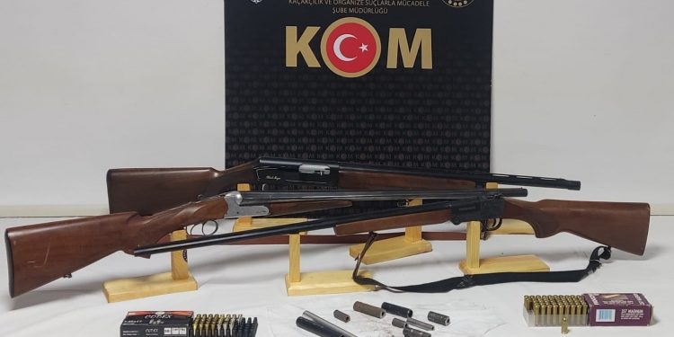 Silah tamir atölyesinde çok sayıda silah ele geçirildi: 2 gözaltı