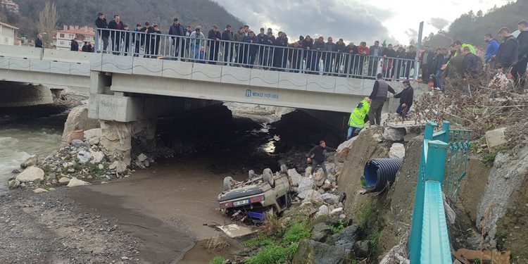 3 metre yükseklikten çaya uçtu: 3 yaralı