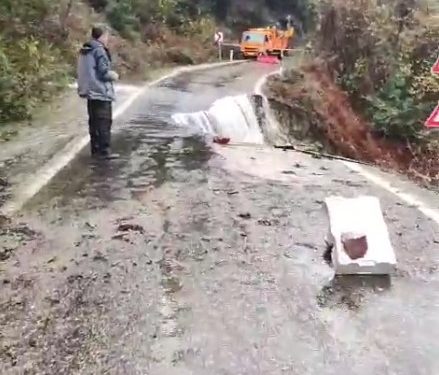 Heyelan iki ilçenin bağlantısını kesti