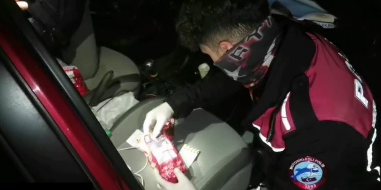 Kahve paketlerine gizlenmiş uyuşturucu ele geçirildi