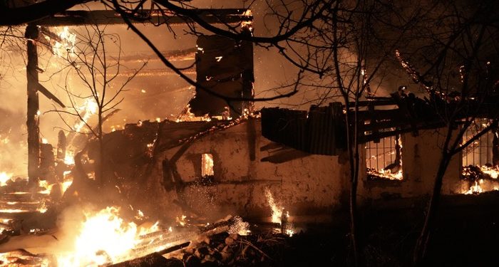 İki katlı ahşap ev ile traktör küle döndü