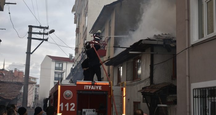 Yangında dumandan etkilenen anne ve kızı hastanelik oldu