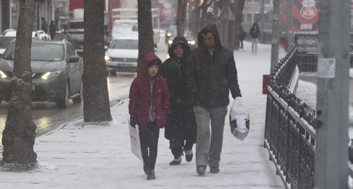 Yeni güne karla uyandık