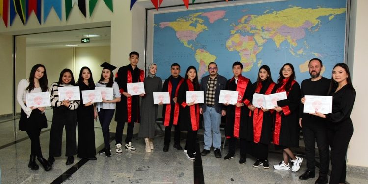 Değişim öğrencileri sertifikalarını aldı