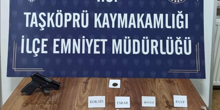 Uyuşturucu ve ruhsatsız silahla yakalanan 5 kişi gözaltına alındı