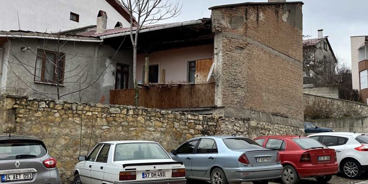 Değerli eşya bulamayınca kombi ve televizyonları çaldılar