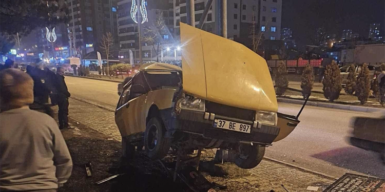 Çarptığı direkte asılı kaldı: 4 yaralı