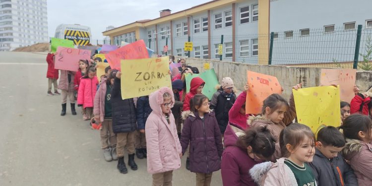 İlkokul öğrencileri, “akran zorbalığı”na karşı yürüdü