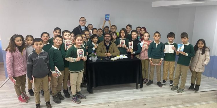 Yazar Anıl Basılı, imza gününde öğrencilerle buluştu