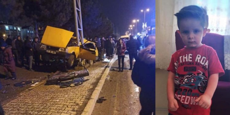 Yön tabelasına çarpan otomobildeki çocuk hayatını kaybetti