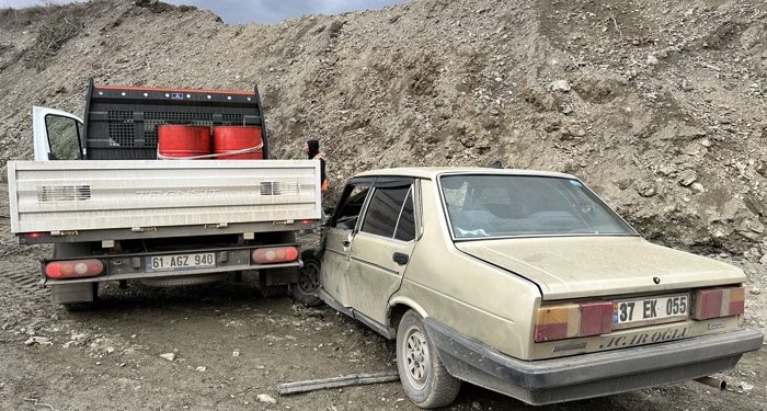 Kamyonet ile otomobil çarpıştı: 2 yaralı
