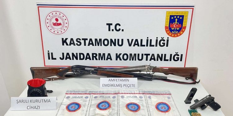 Peçeteye emdirilmiş amfetamin ele geçirildi: 2 gözaltı