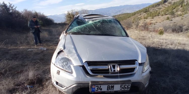 Tarlaya uçan cipteki 3 kişi yaralandı