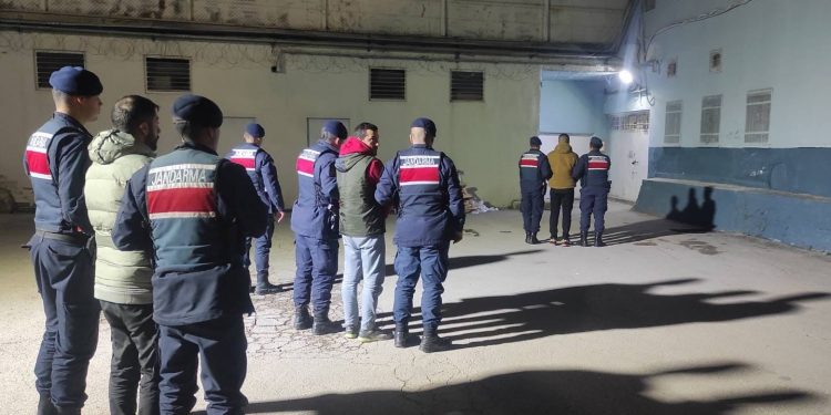 Uyuşturucu ile yakalanan 3 kişi tutuklandı