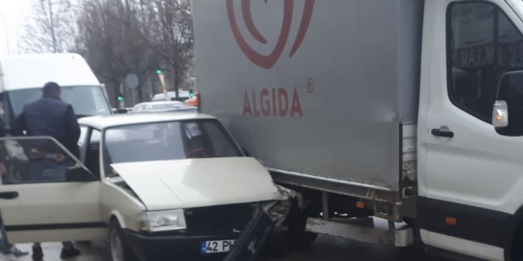 Kamyonet ile otomobil çarpıştı: 1 yaralı