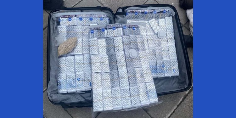 Bavuldan extacy fışkırdı