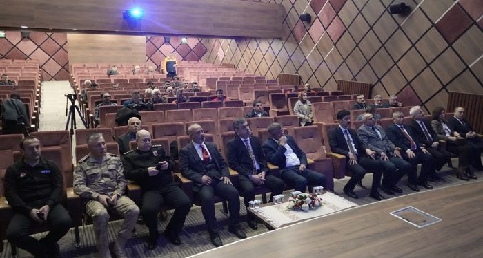 Deprem konferansında salon boş kaldı!