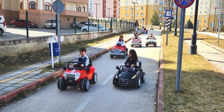 Trafik ekiplerinden çocuklara uygulamalı eğitim