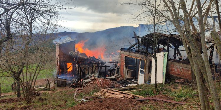 3 katlı ev küle döndü