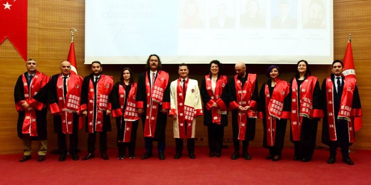 Kastamonu Üniversitesi’nde akademisyenler cübbelerini giydi