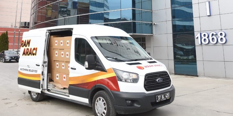 Belediye’nin gıda kolileri dağıtımda