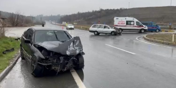 D100’de iki otomobil çarpıştı: 5 yaralı