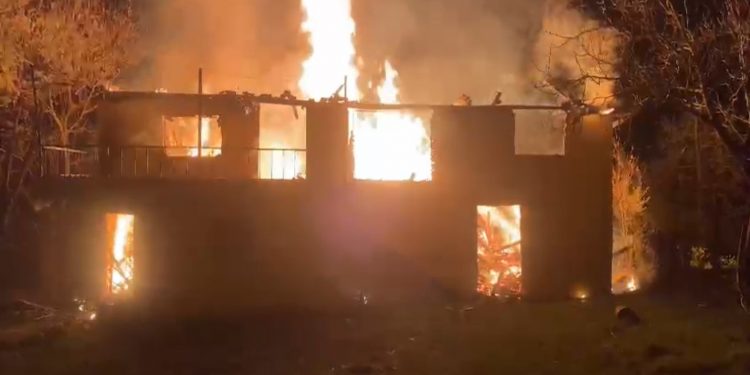 Evinde yangın çıkan şehit annesi yaralandı