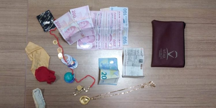 Yolda bulunan ziynet eşyası ve para dolu cüzdan sahibine ulaştırıldı