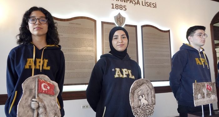 Lise’de anlamlı sergi