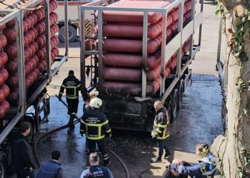 Doğalgaz tüpleri taşıyan dorsede yangın çıktı, facianın eşiğinden dönüldü