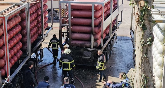 Doğalgaz tüpleri taşıyan dorsede yangın çıktı, facianın eşiğinden dönüldü