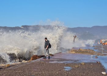 Dev dalgalar sahili dövdü