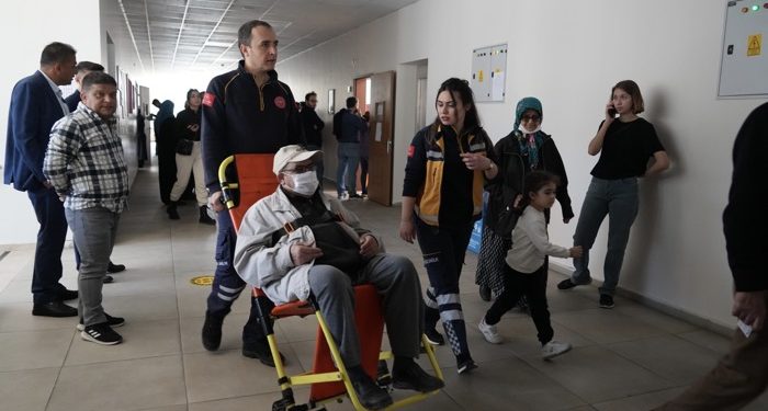 Hasta, yaşlı ve engelliler ambulanslarla sandığa gidiyor