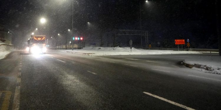 Yüksek kesimlerde kar yağışı etkili oldu