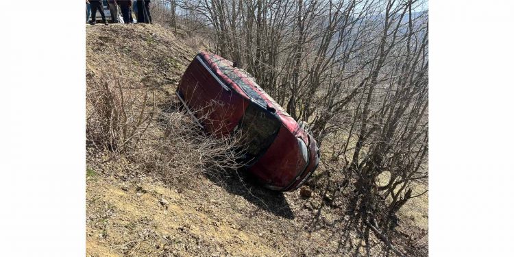 Hafif ticari araç şarampole yuvarlandı: 2 yaralı