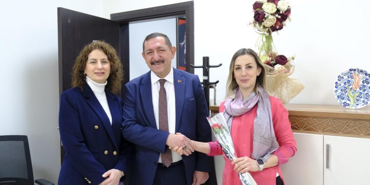 Başkan Vidinlioğlu’ndan belediyenin kadın çalışanlarına 8 Mart kutlaması