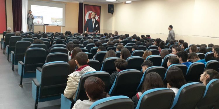 Şehit Şerife Bacı Ortaokulu’nda Çanakkale konferansı ve sergi