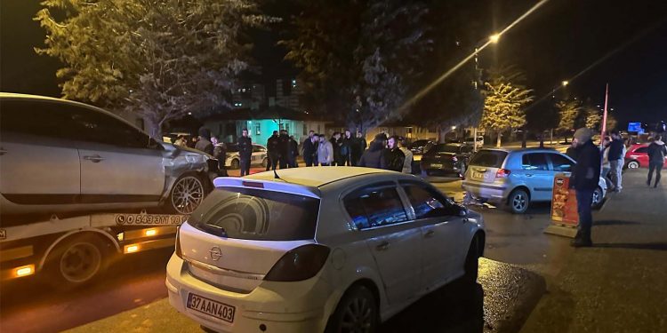 Çarpışan otomobiller park halindeki araçlara çarptı: 1 yaralı