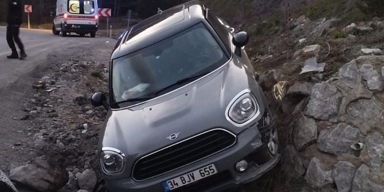 Yoldan çıkan otomobil istinat duvarına çarptı: 4 yaralı