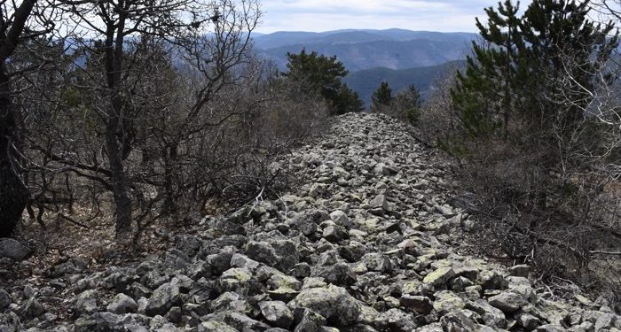 Surlarla çevrili Dikmen Tepe merak uyandırıyor
