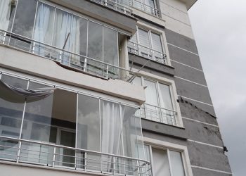 Uçan çatı apartmanın duvarına ok gibi saplandı