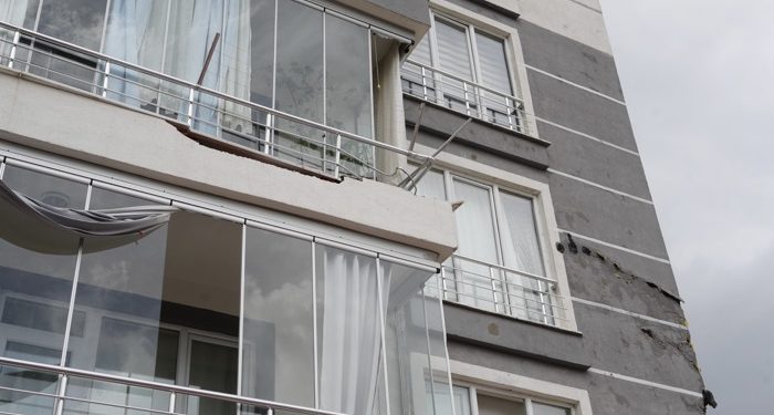 Uçan çatı apartmanın duvarına ok gibi saplandı