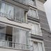 Uçan çatı apartmanın duvarına ok gibi saplandı