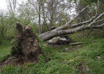 Uçan çatı apartmanın duvarına ok gibi saplandı