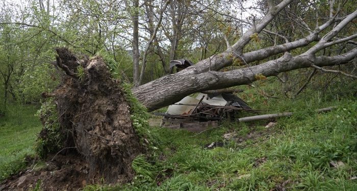 Uçan çatı apartmanın duvarına ok gibi saplandı