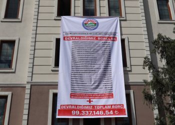 Cide Belediyesi’nin borcu dev afişle duyuruldu