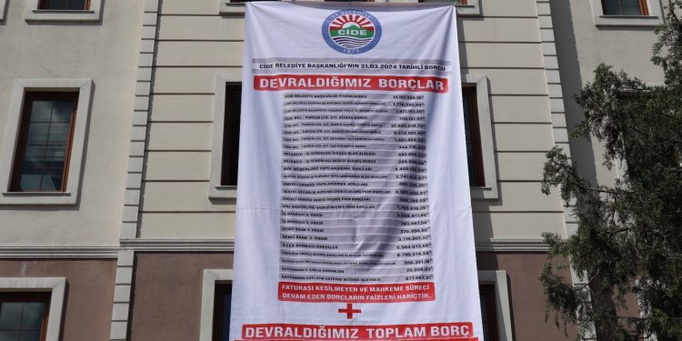 Cide Belediyesi’nin borcu dev afişle duyuruldu