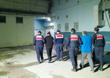 Araçlarında uyuşturucu madde ile yakalanan 2 şahıs tutuklandı