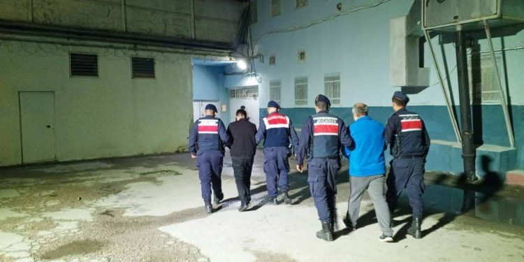 Araçlarında uyuşturucu madde ile yakalanan 2 şahıs tutuklandı